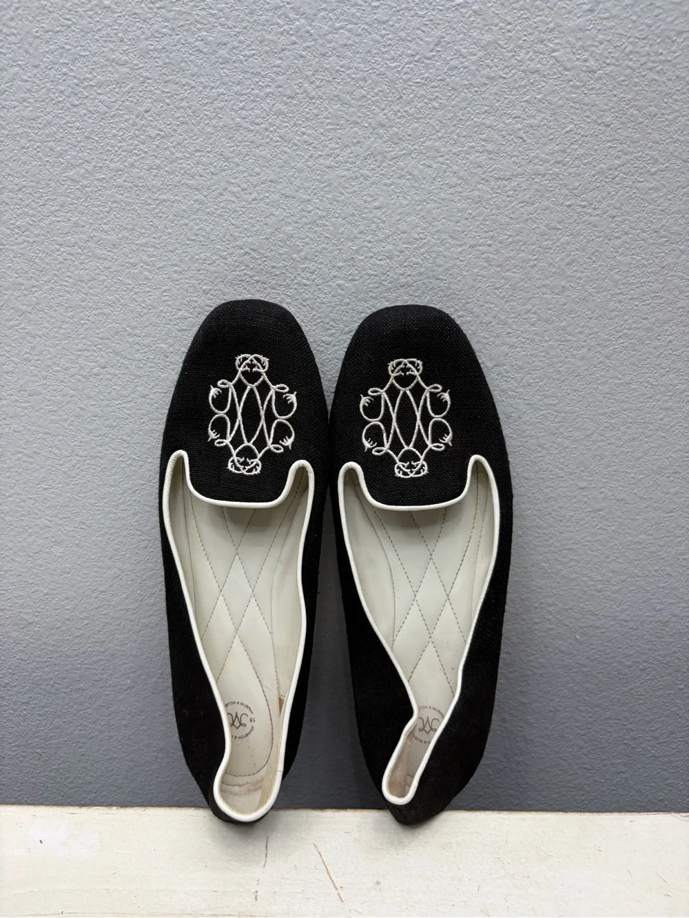 Johnston and Murphy Womens Embroidered Flats Loafers Slip On Black White Size 8